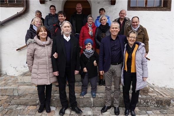 Für das Gruppenbild mit dem Kirchgemeinderat wurden die Masken kurz abgenommen: hinten Idi Aellen (Sekretärin), Marlis Sumi, Bruno Pfund, Kathrin Zuber (Finanzverwalterin), Gerhard Pfander (Organist); in der Mitte Susanne Oswald, Adrian Schmocker (Vize-Präsident), Susi Albisser, Helen Eymann (Präsidentin), John Hänni; vorne Pfarrer Günter O. Fassbender mit seiner Frau Therese Perren Fassbender, Pfarrerin Linda Grüter und Pfarrer Stefan Lobsiger mit Partnerin Ursula Kaufmann.