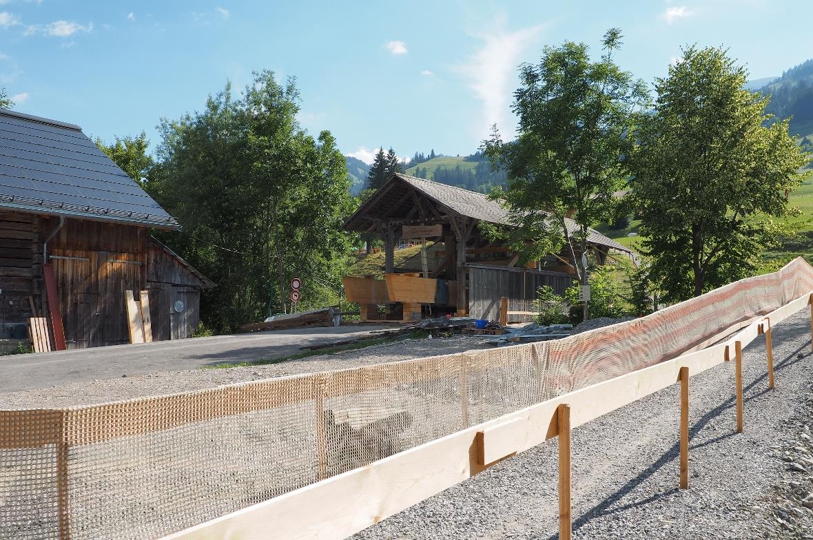 Für den Fussgänger- und Fahrradverkehr wurde eine provisorische Brücke erstellt....