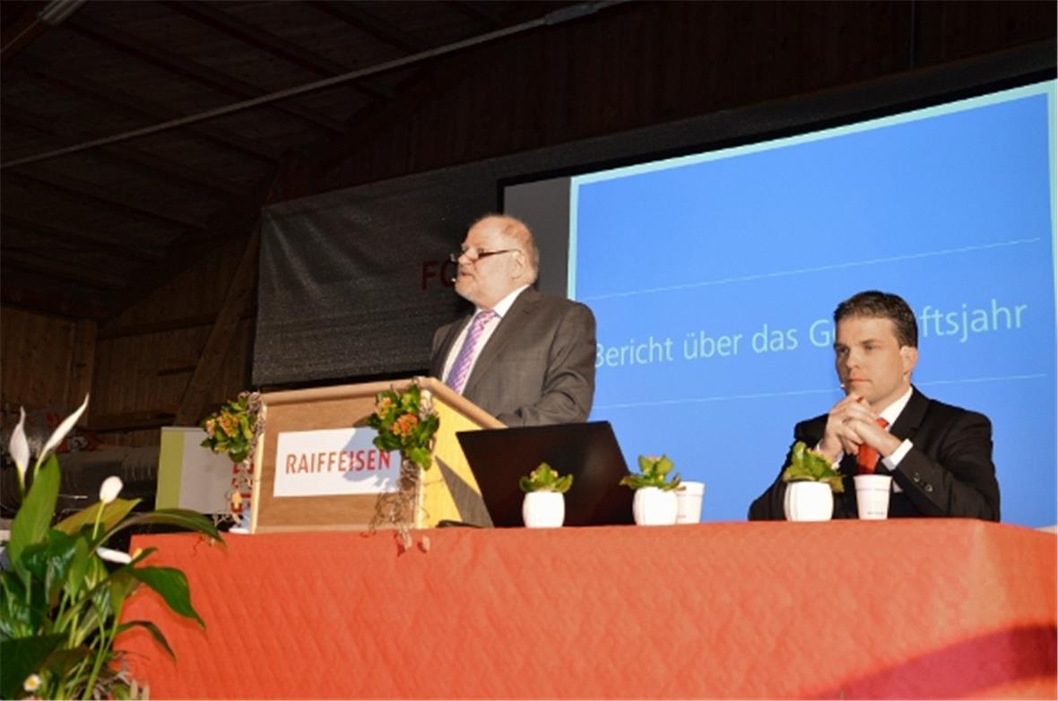 Für den Obersimmental-Raiffeisenpräsidenten Hansjörg Dietrich (links) war es nach 16 Amtsjahren die letzte Generalversammlung. Als Vorsitzender der Bankleitung ist Pierre-Yves Geiser (rechts) von der gemeinsamen Stärke überzeugt.