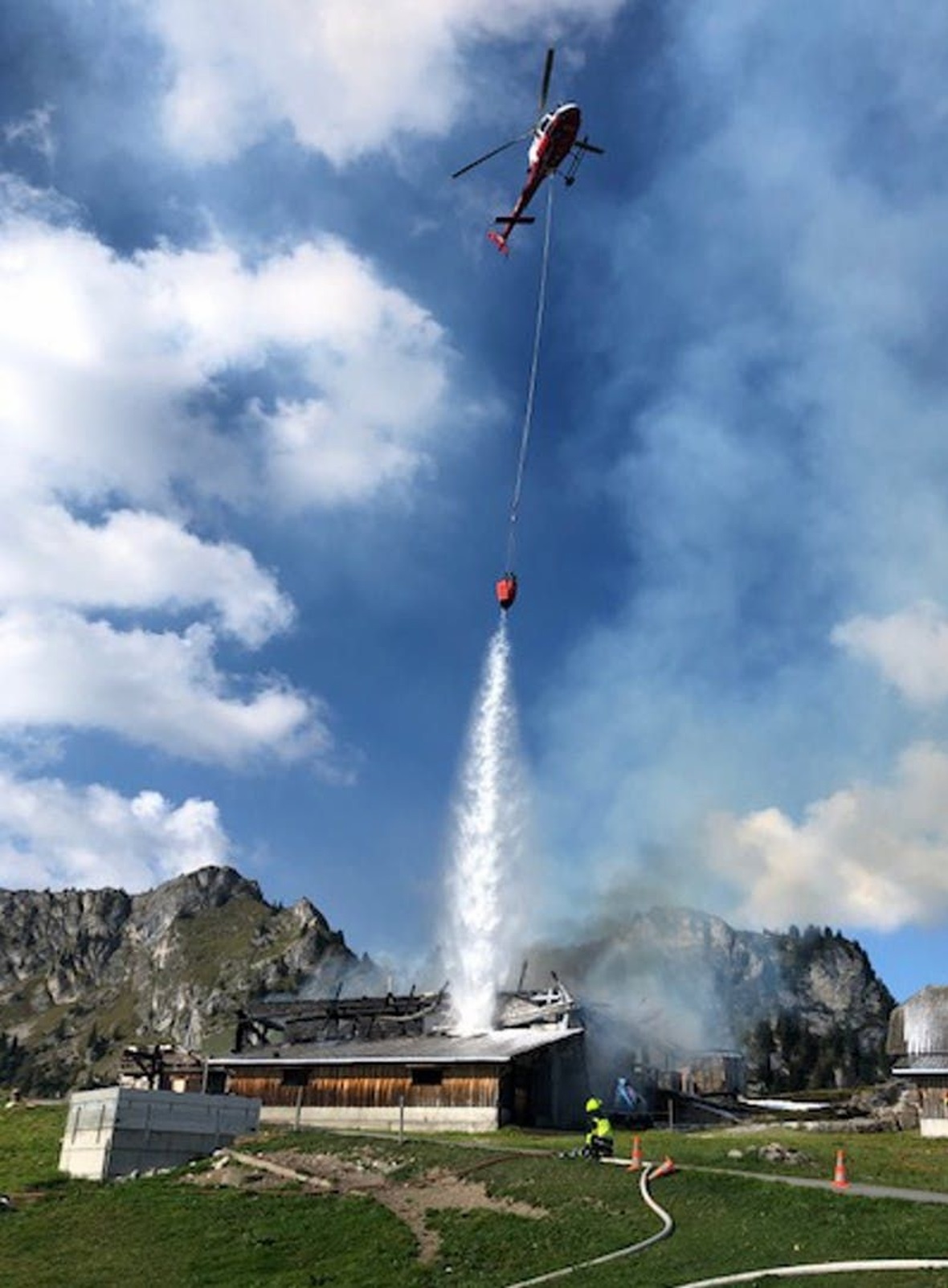 Für die Löscharbeiten wurde auch ein Helikopter von Swiss Helicopter aufgeboten,...