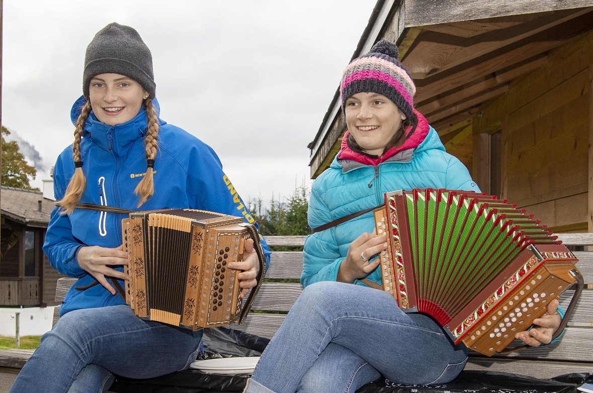 Für die Unterhaltung sorten die beiden Cousine von Kilian Wenger, Arian (L) und ...