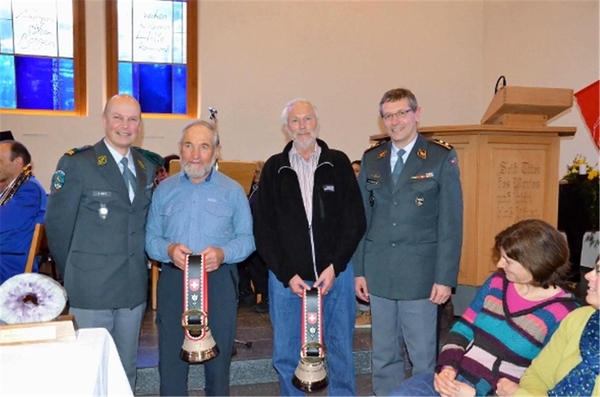 Für die beiden Jubilare gab es viel Applaus und die Anerkennung von höchster Stelle. Von links: OK-Präsident Oberstlt Rolf Matti, Hans Bühler, Bösingen, Alfred Ryter aus Uetendorf mit der Jubiläumsglocke und Divisionär Jean-Marc Halter.