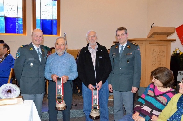 Für die beiden Jubilare gab es viel Applaus und die Anerkennung von höchster Stelle. Von links: OK-Präsident Oberstlt Rolf Matti, Hans Bühler, Bösingen, Alfred Ryter aus Uetendorf mit der Jubiläumsglocke und Divisionär Jean-Marc Halter.