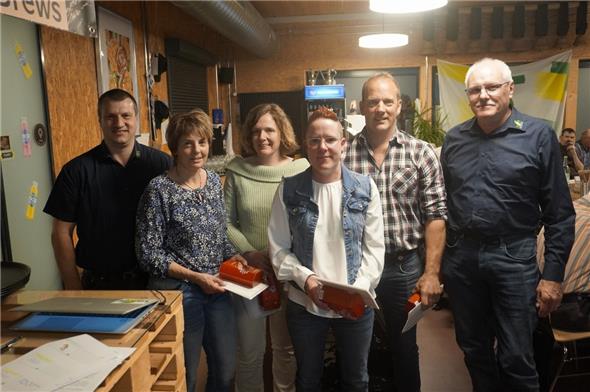 Für ihre langjährigen Dienste in der Landi wurden geehrt: Jürg Knutti für 20 Jahre, Beatrice Gfeller und Debora Perreten für 10 Jahre, Fiona Flück für 15 Jahre, Markus Eymann für 25 Jahre und Niklaus Sulliger für 10 Jahre.