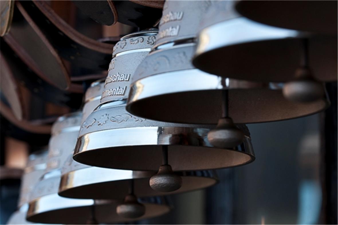 Für jeden Aussteller glänzt eine gesponserte Glocke im Sonnenschein.