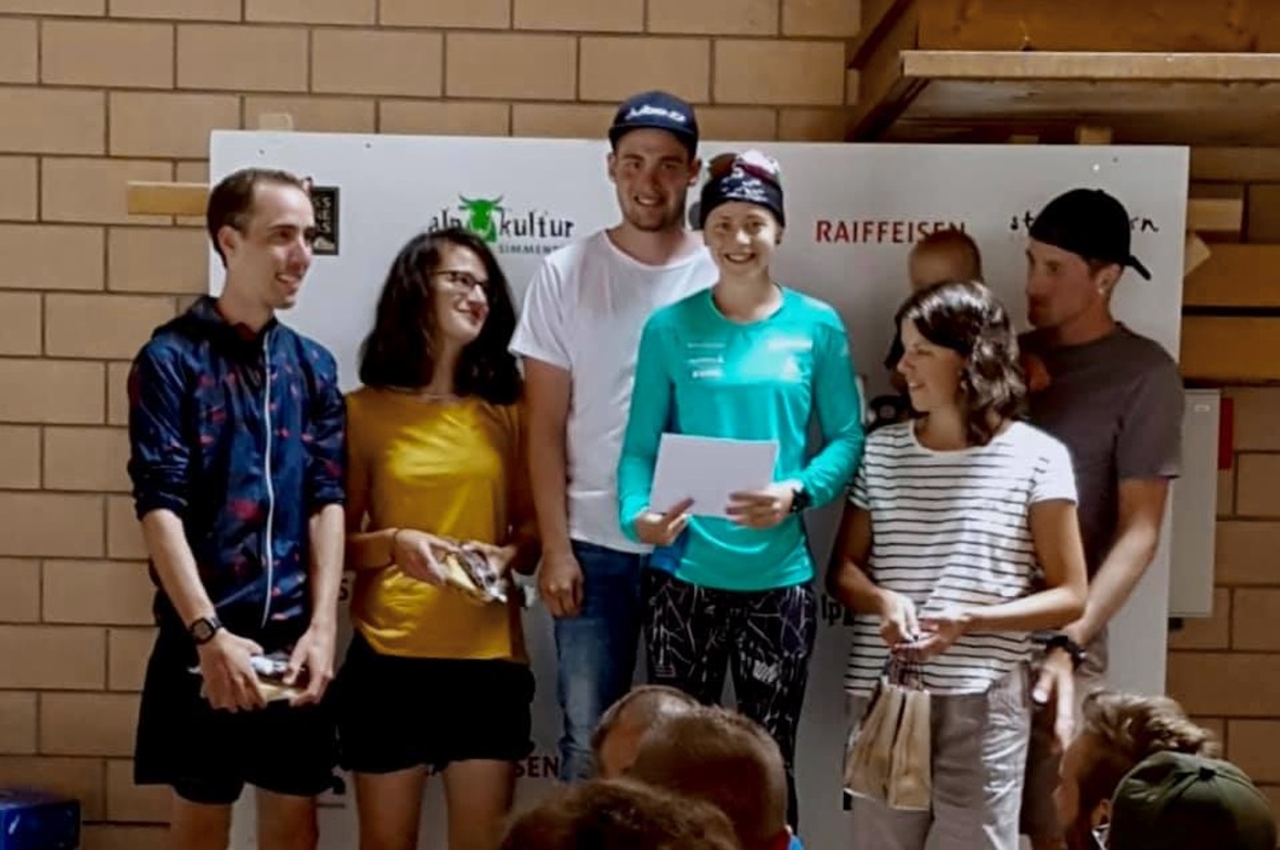 «Für mich einer der schönsten Bergläufe der Schweiz», ist Susi Meinen (4. von links), die zusammen mit Bruder Kari die Mixed-Staffel gewann, vom Stockhorn-Halbmarathon begeistert.