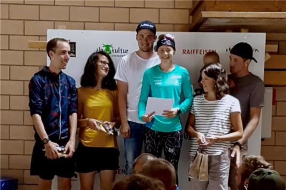 «Für mich einer der schönsten Bergläufe der Schweiz», ist Susi Meinen (4. von links), die zusammen mit Bruder Kari die Mixed-Staffel gewann, vom Stockhorn-Halbmarathon begeistert.