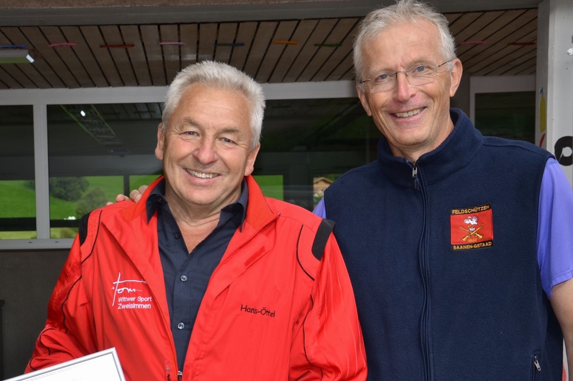 Für seine 50. Mannenberg-Auszeichnung wird Hans-Otto Aegerter,links von Mannenbe...