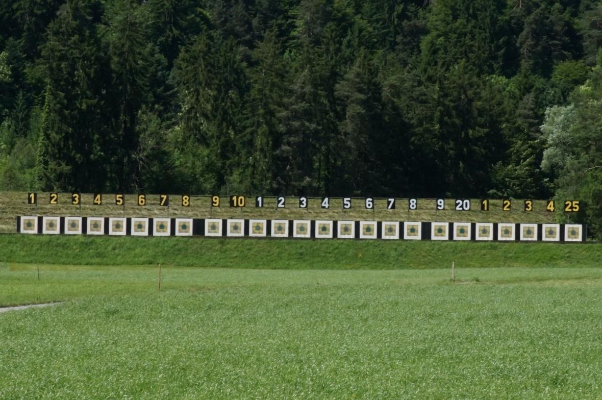 Für ungeübte Schützen ist es bereits eine Herausforderung, die richtige Scheibe zu treffen, wie hier im Schiesstand Lehn/Unterseen.