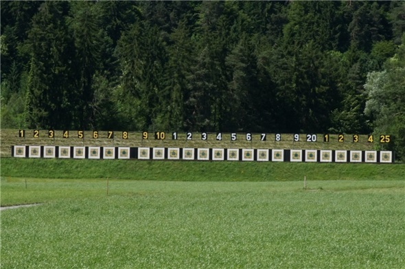 Für ungeübte Schützen ist es bereits eine Herausforderung, die richtige Scheibe zu treffen, wie hier im Schiesstand Lehn/Unterseen.