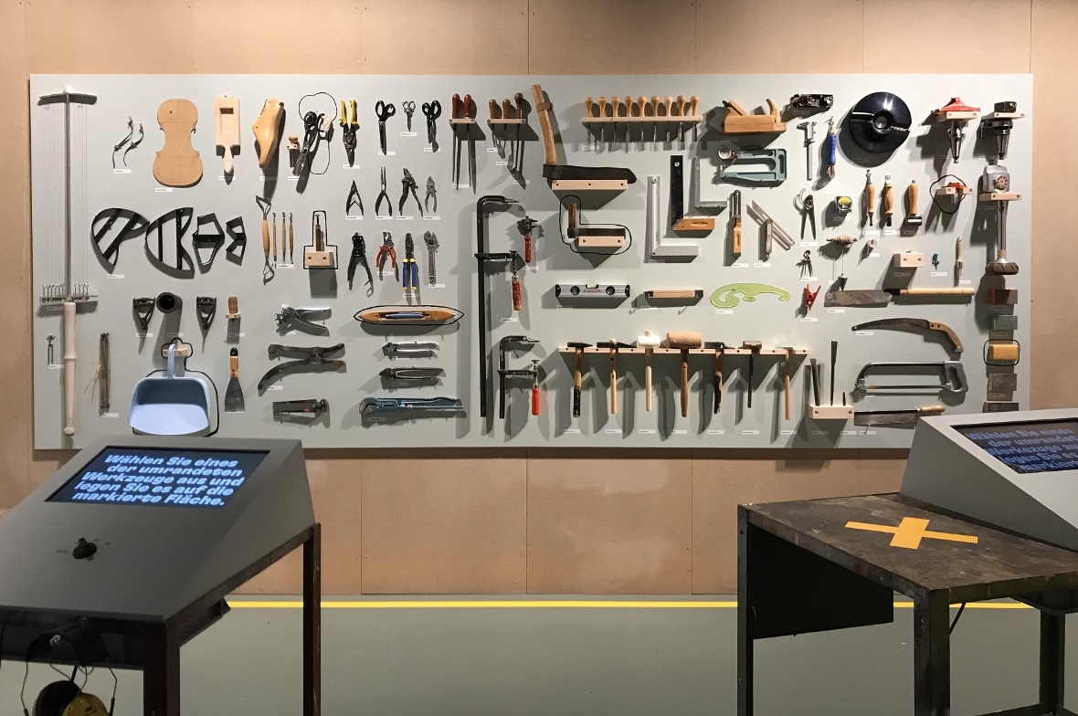 Für was war das schon wieder…? Antwort gibt die interaktive Informationstafel zu diversen Werkzeugen.