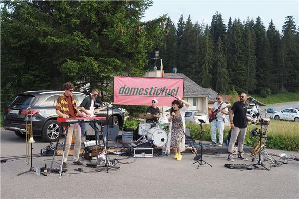 Funk und Soul beim Camping Jaunpass mit Domesticfuel: Christian Gertsch, Claudio Furter, Corsin Schwarzer, Dia Doda, Marius Erb und Timo Ruprecht.