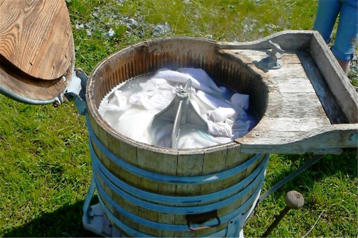 Funktionierende Waschmaschine aus Holz.