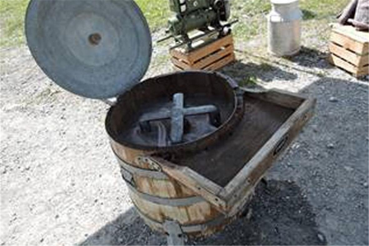 Funktionierende Waschmaschine aus Holz.