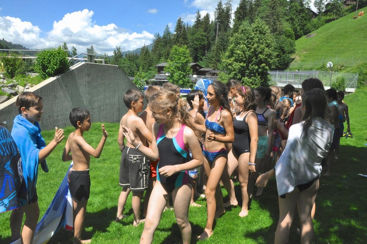 Fussball-Clap bei "Au revoir"-sagen kurz vor der Abreise unserer Walliser Freund...