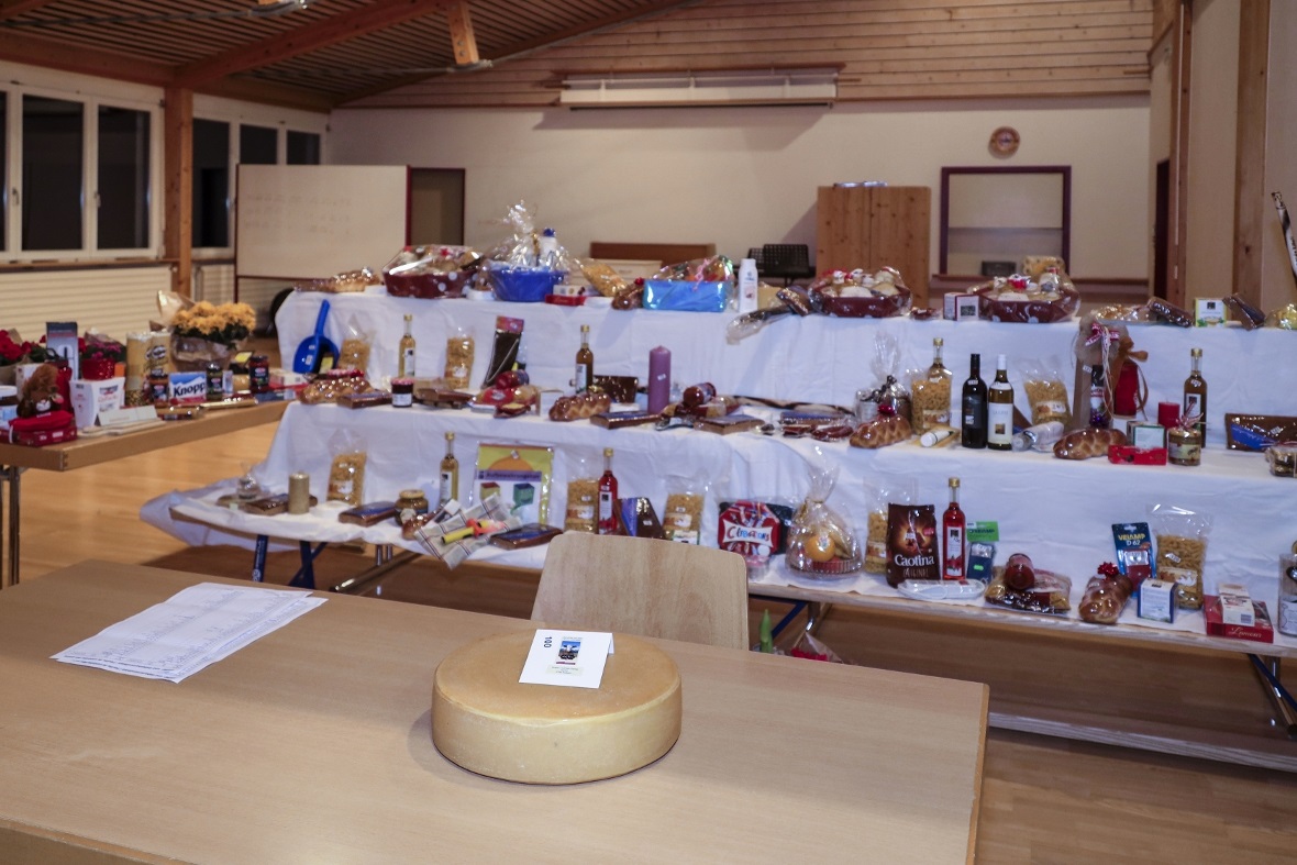 Gabentisch der Tombola am Jodlerabend.