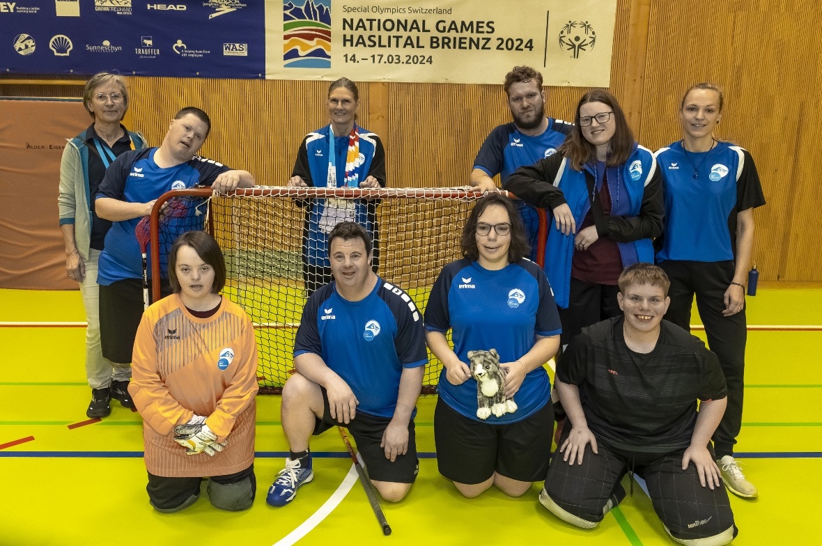 Gaby Kammer (in der Mitte) mit einem Teil des Unihockey-Teams Bad Heustrich.