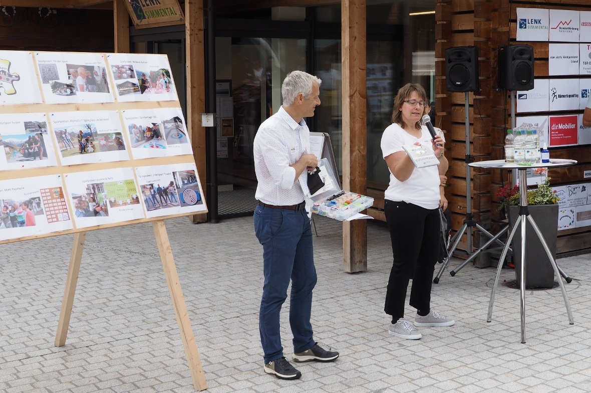 Gaby Kaufmann erklärt den Spieleparcours, links Tourismusdirektor Albert Kruker.