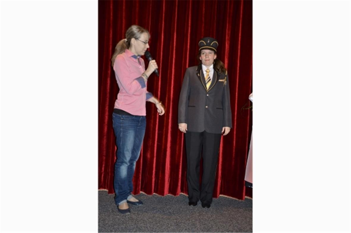 Gaby Schuler aus dem Hause der Uniformproduzenten stellte die neue Uniform dem P...