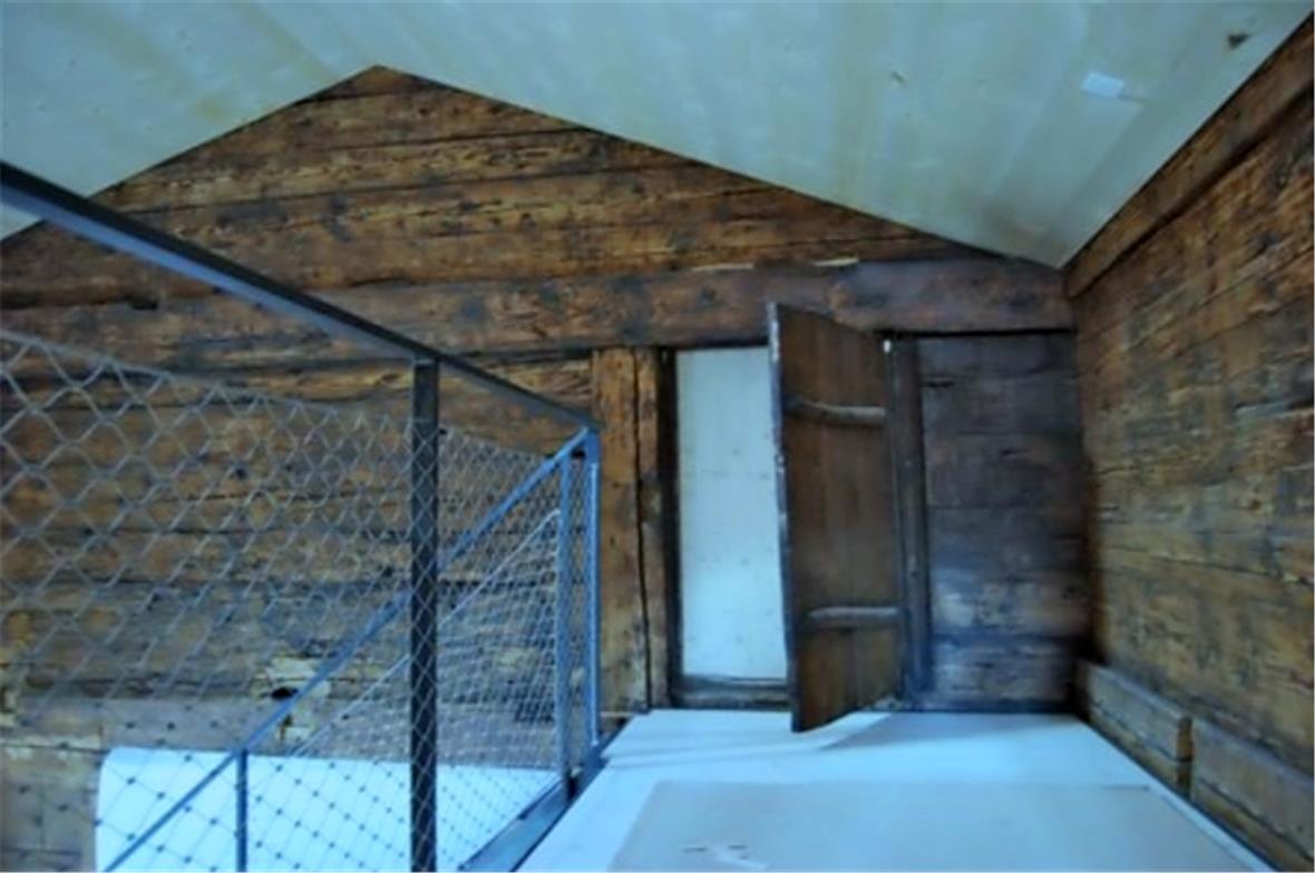 Gadengalerie mit Türe zum Oekonomieteil.