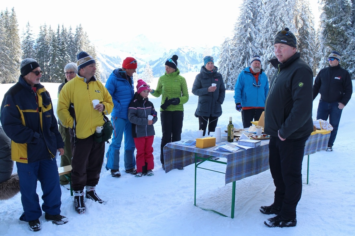Gärtnermeister Stefan Pfister begrüsst schneeblumigst zum traditionellen Sparenmoos-Aktiv Apéro. Im Naturschnee Paradies Sparenmoos herrschst aktuell perfekter Winter.