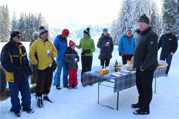 Gärtnermeister Stefan Pfister begrüsst schneeblumigst zum traditionellen Sparenmoos-Aktiv Apéro. Im Naturschnee Paradies Sparenmoos herrschst aktuell perfekter Winter.