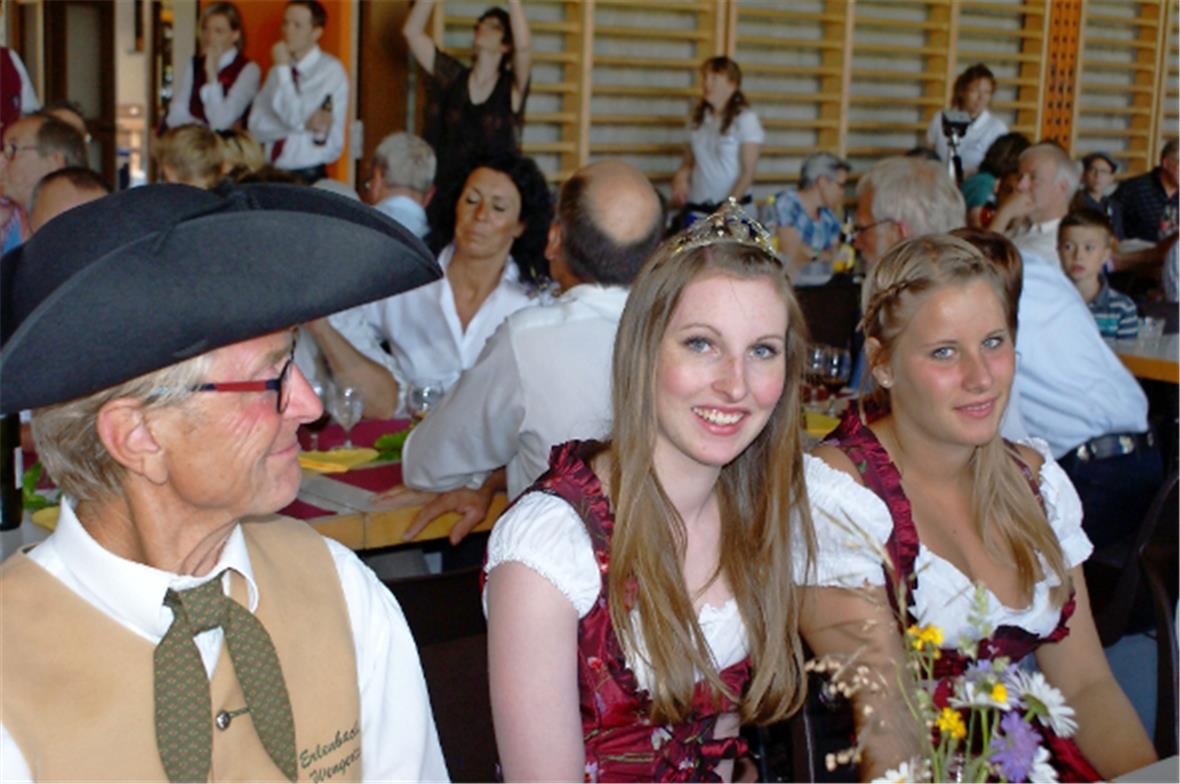 Gäste aus dem unterfränkischen Weinbaugebiet: Wegertschütz Erich Becker, Weinprinzessin Leonie Breunig und Musikvereinsmitglied Anja Bornhorst.