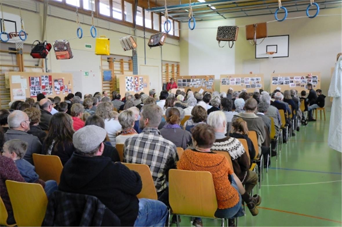 Gafner Andy bei seiner Rede vor den vielen Anwesenden.