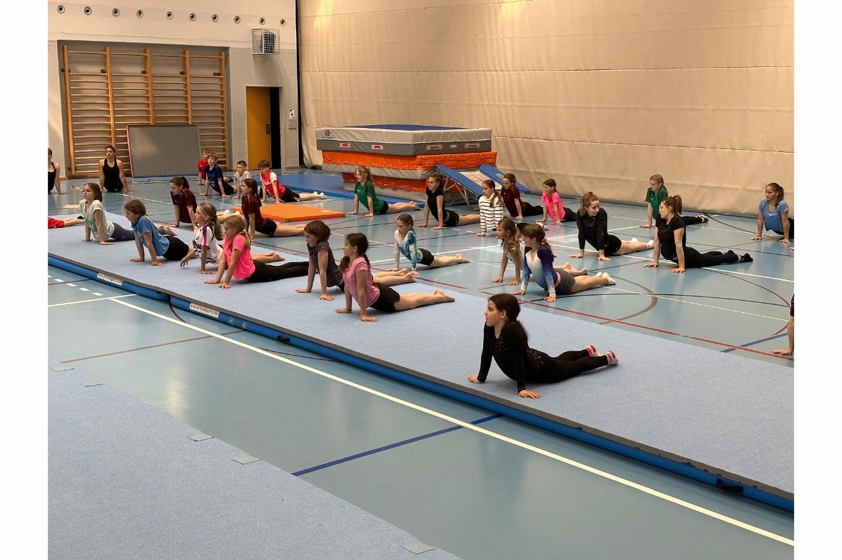 Ganz aufgewärmt ist halb gewonnen. Vor dem Training von Kopf bis Fuss gedehnt, s...