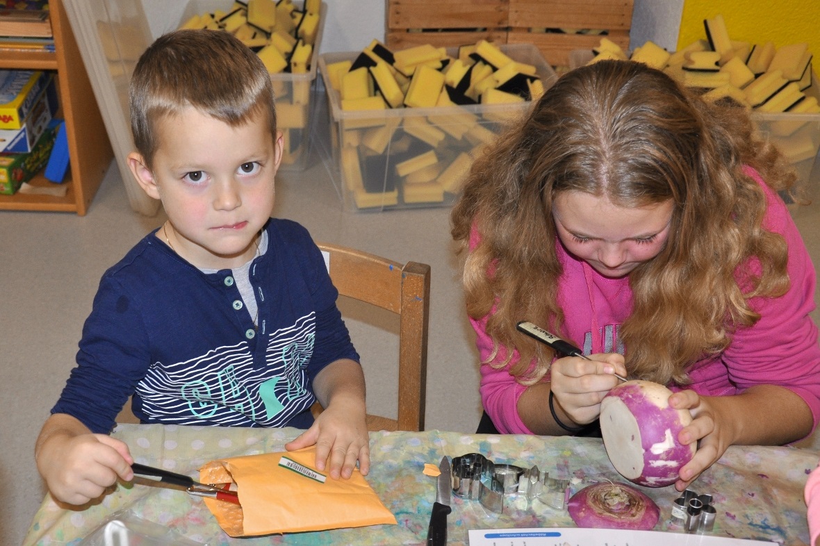 Ganz genau werden die Formen geschnitzt.