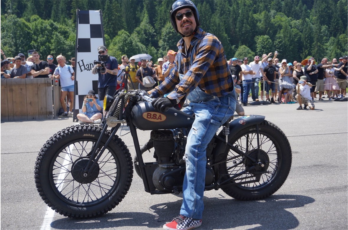 Ganz im 50iger Style. Wo heute Lederkombis zum Einsatz kommen, reichte früher ei...