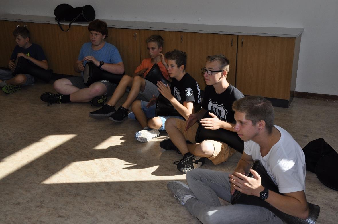 Ganz konzentriert versucht man den Rythmen von Denis zu folgen.