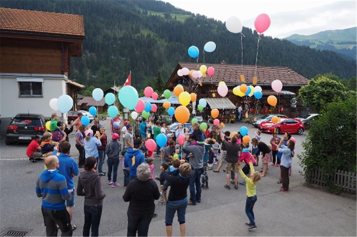 Ganz nach dem Motto «Mir si zäme underwägs…» starten die Ballone gemeinsam.