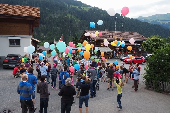 Ganz nach dem Motto «Mir si zäme underwägs…» starten die Ballone gemeinsam.