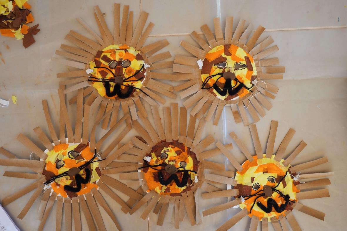 Ganz viele Löwenmasken entstanden.