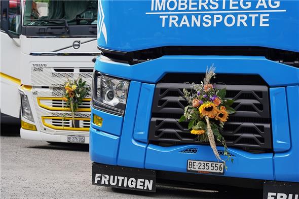 Ganz wie sonst die Kühe: LKW mit Blumenschmuck.