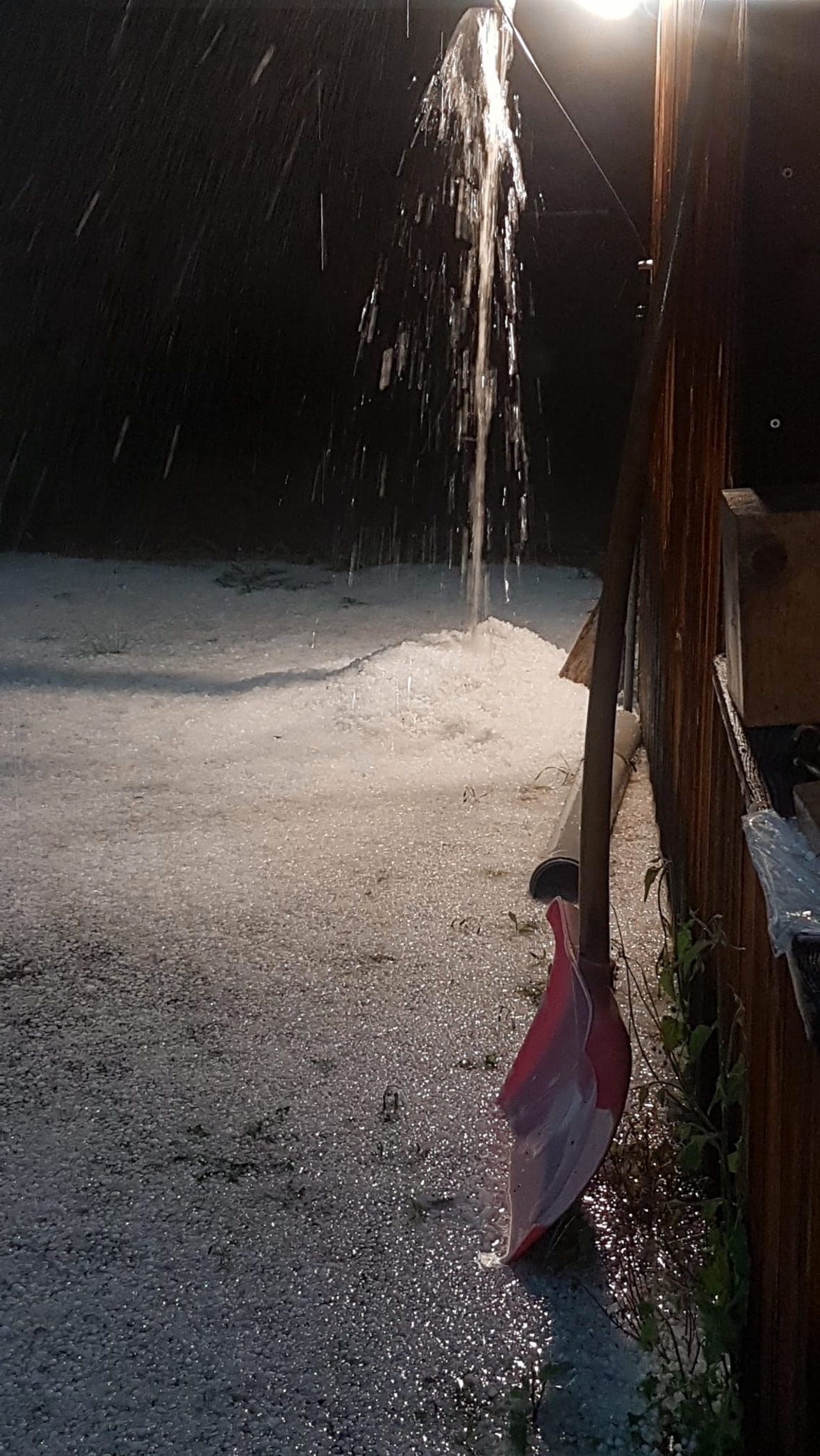 Garstatt: Die Hagelkörner türmten sich an manchen Stellen bis zu 20cm hoch.