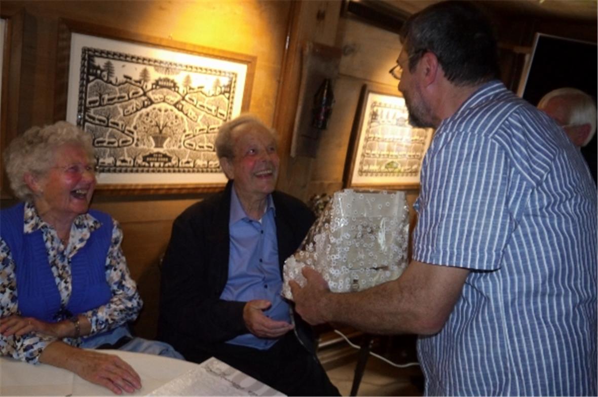 Gastgeber Hans-Jürgen Glatz überreicht Fritz Schwizgebel und seiner Gemahlin Mar...