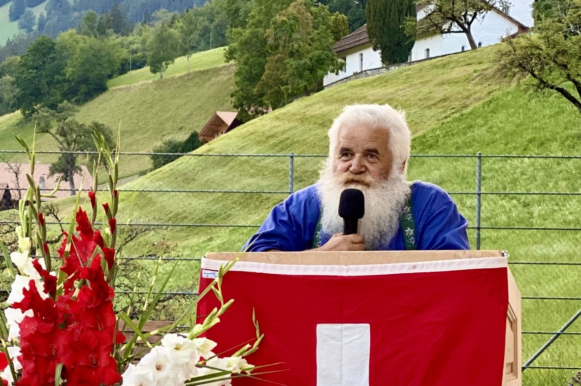Gastredner Toni Arnold, Bergbauer und Gemeinderat aus Spiringen UR.