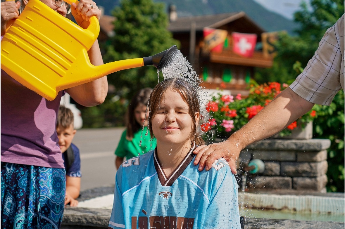 Gautschen von Noemi Blatti nach erfolgreichem Lehrabschluss als Polygrafin. Kers...