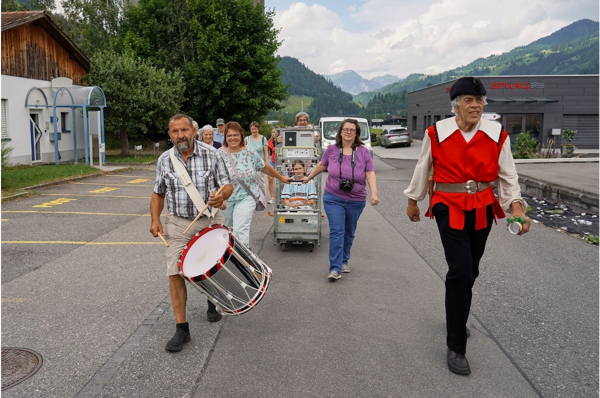 Gautschen von Noemi Blatti nach erfolgreichem Lehrabschluss als Polygrafin.