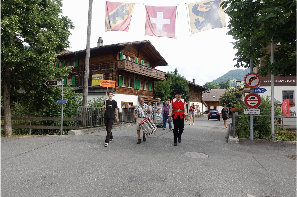 Gautschen von Noemi Blatti nach erfolgreichem Lehrabschluss als Polygrafin. Kers...