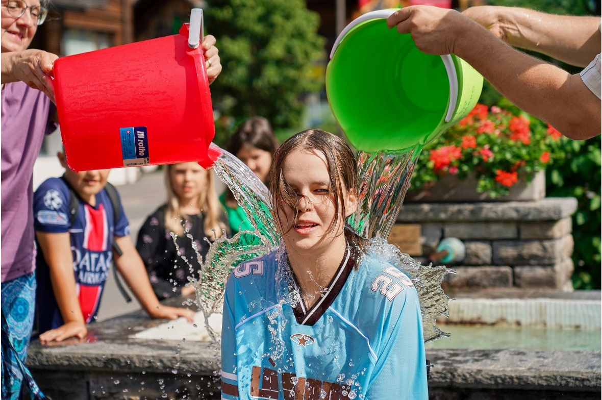 Gautschen von Noemi Blatti nach erfolgreichem Lehrabschluss als Polygrafin. Kers...