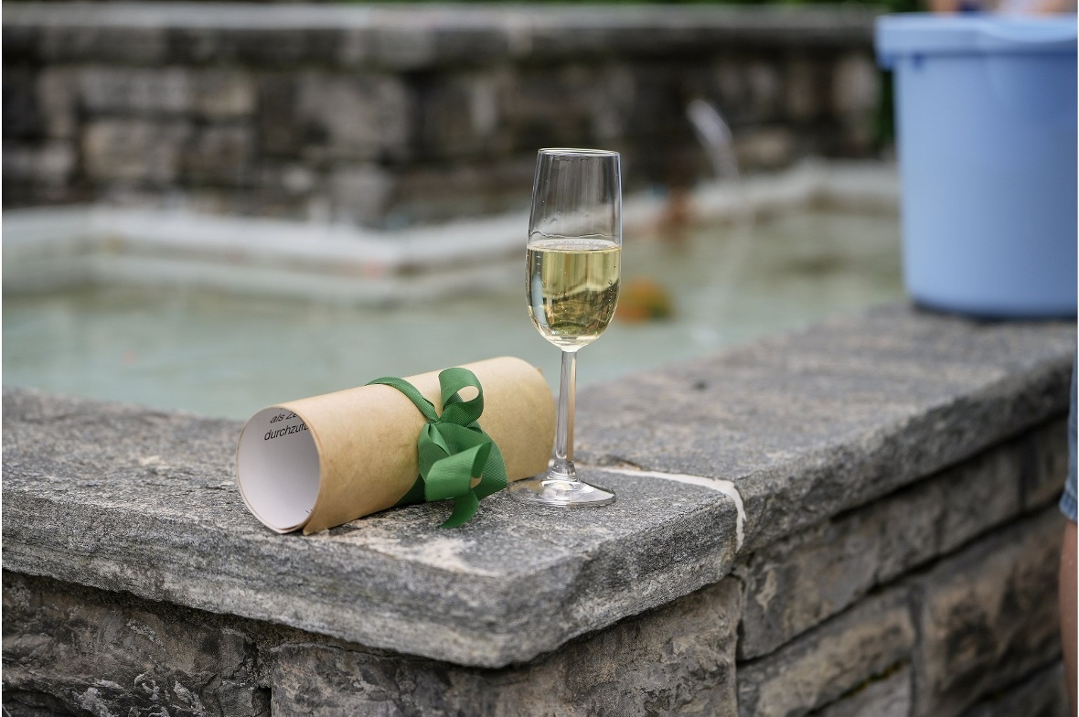 Gautschen von Noemi Blatti nach erfolgreichem Lehrabschluss als Polygrafin.