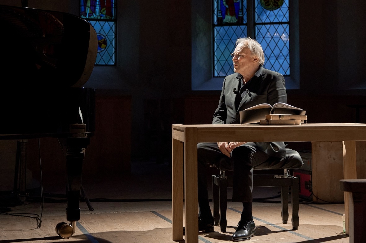 Gebannt verfolgte Klaus Maria Brandauer nach seiner Lesung Beethovens Mondschein...