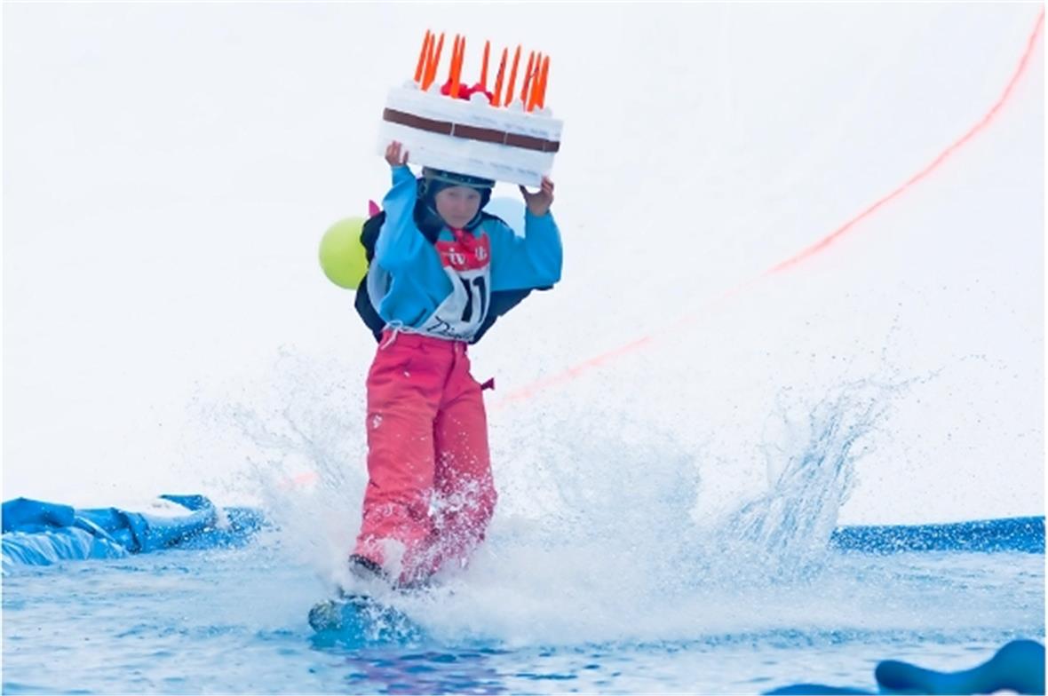 Geburtstagskind Leonie Wiedmer aus Diemtigen auf ihrer Fahrt mit dem preisgekrönten Kostüm.