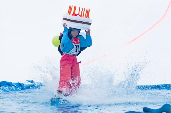 Geburtstagskind Leonie Wiedmer aus Diemtigen auf ihrer Fahrt mit dem preisgekrönten Kostüm.