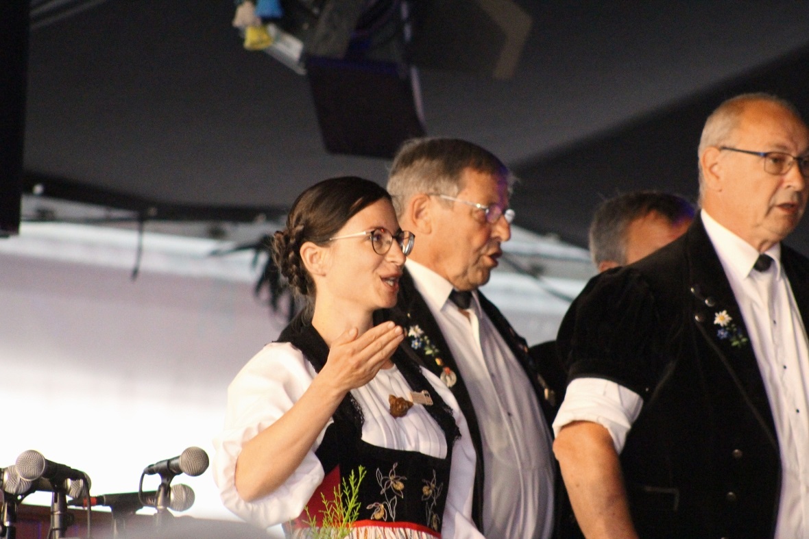 «Geburtstagskind» und Brienzer Dirigentin Yvonne Odermatt leitete die versammelt...