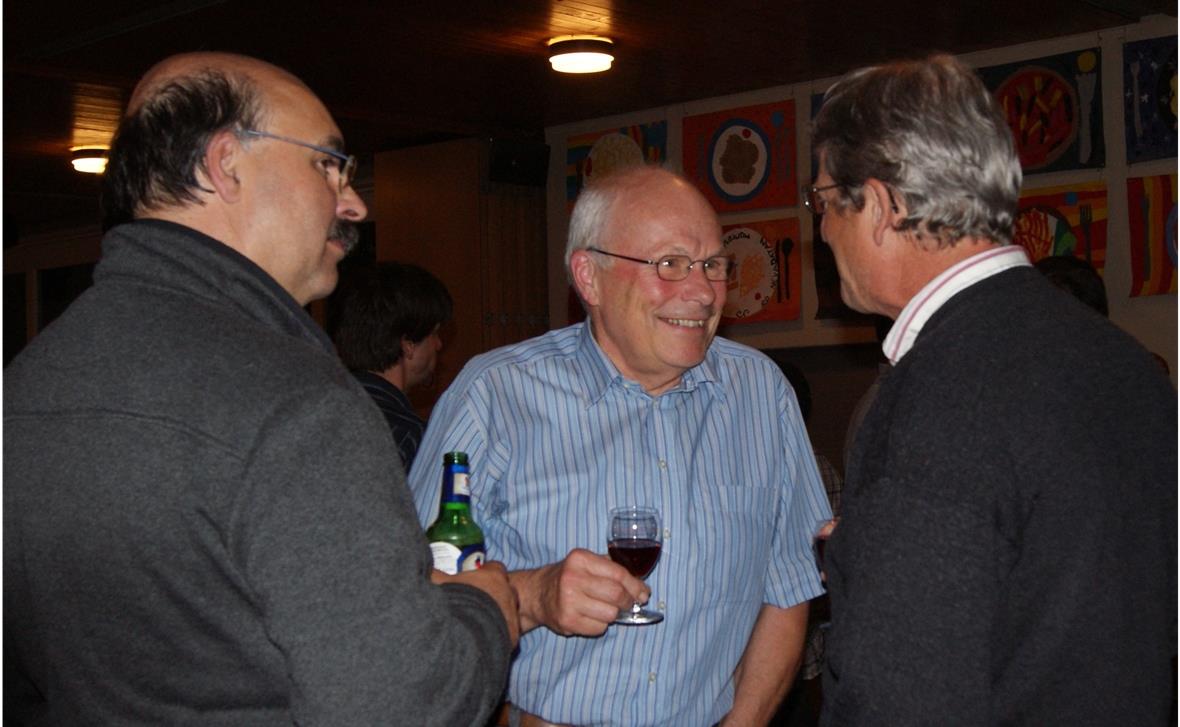 Gedankenaustausch beim Apero nach der Gemeindeversammlung: Grossrat Peter Eberhart, Alt-Grossrat Andreas Künzi im Gespräch mit dem aktuellen Gemeinderatspräsidenten Peter Brügger.