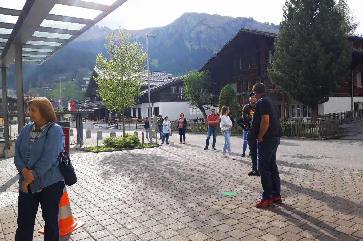 Geduldig und unter Einhaltung des vorgeschriebenen Sicherheitsabstands warteten die Spenderwilligen auf den Einlass zum Blutspenden.